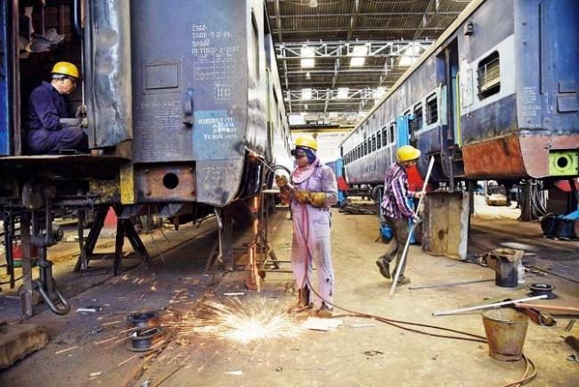 https://www.newsbharati.com/Encyc/2018/2/14/2_08_21_26_Indian-Railways_1_H%40%40IGHT_434_W%40%40IDTH_650.jpg?utm_source=chatgpt.com