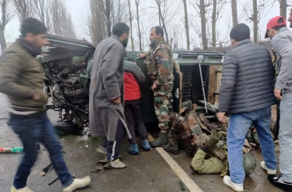 Locals rescue Indian Army soldiers after their vehicle met with an accident 