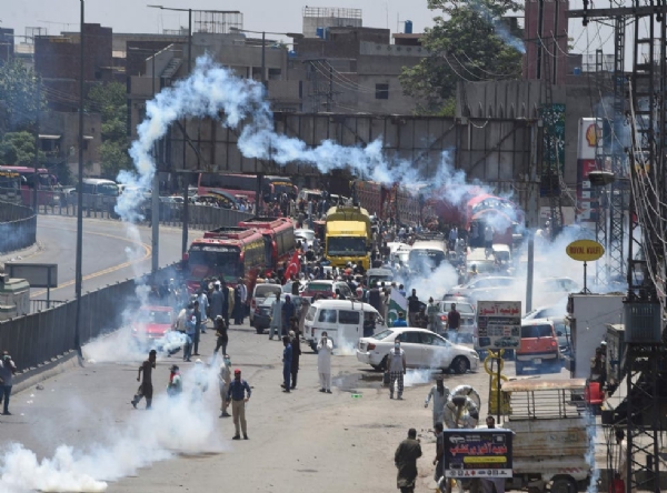 violent clashes in pakistan imran khan long march