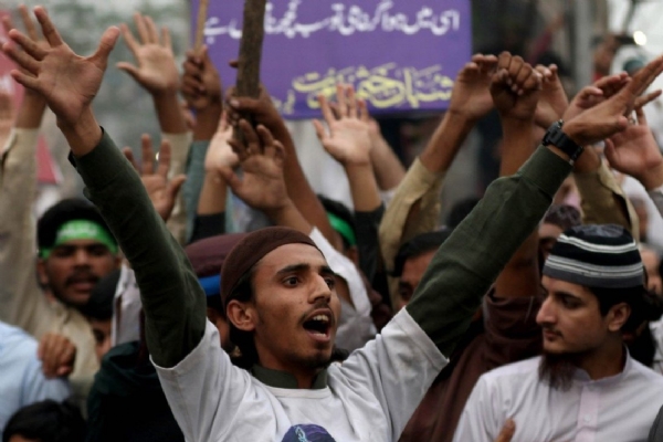 पाकिस्तान जैसे धार्मिक कट्टरपंथ को देश में फैलाने की साजिश