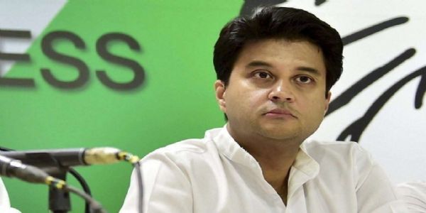Jyotiraditya Scindia 'delivers' student's luggage after she describes 'horrible' flight experience