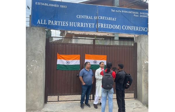 Kashmiri Pandit activist puts up Tirangas at Hurriyat Conference office in Srinagar