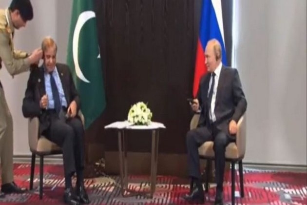 Putin laughs as Shehbaz Sharif struggles with earphones