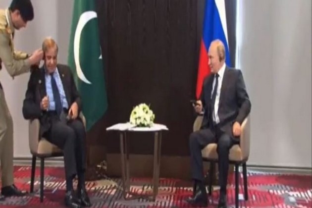 Putin laughs as Shehbaz Sharif struggles with earphones