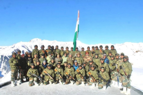  Army Chief visits troops deployed in high altitude area along LoC in Kupwara