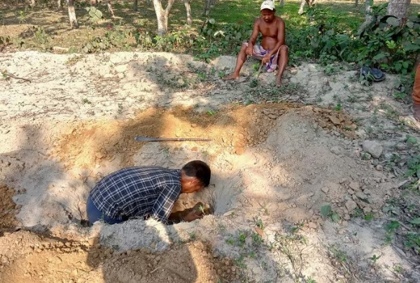 Bengal man carries son's body in bag