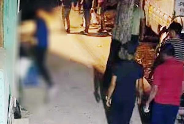 HORRIFYING! Minor Hindu girl stabbed over 20 times, head crushed with concrete slab as people walk by in Delhi | Caught on camera