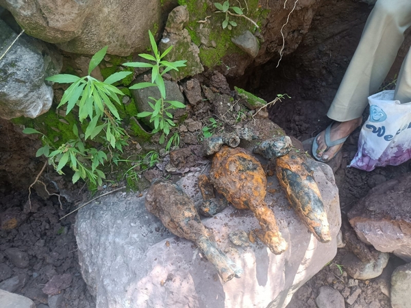J-K: Special Operations Group, Army recovers 5 rusted bombs from Poonch village