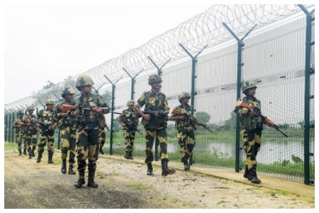 BSF detains 25 Bangladeshi nationals & Indian tout thanks to alert citizens