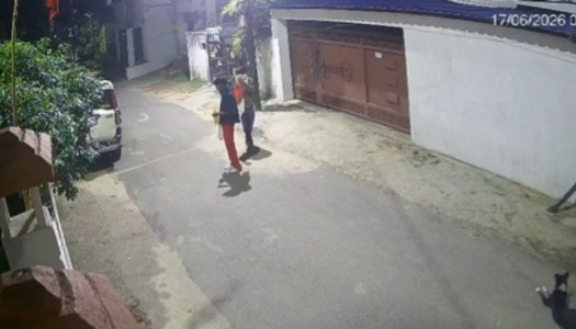 2 youths hurling petrol bombs at the RSS office in Ranchi, Jharkhand; CCTV viral