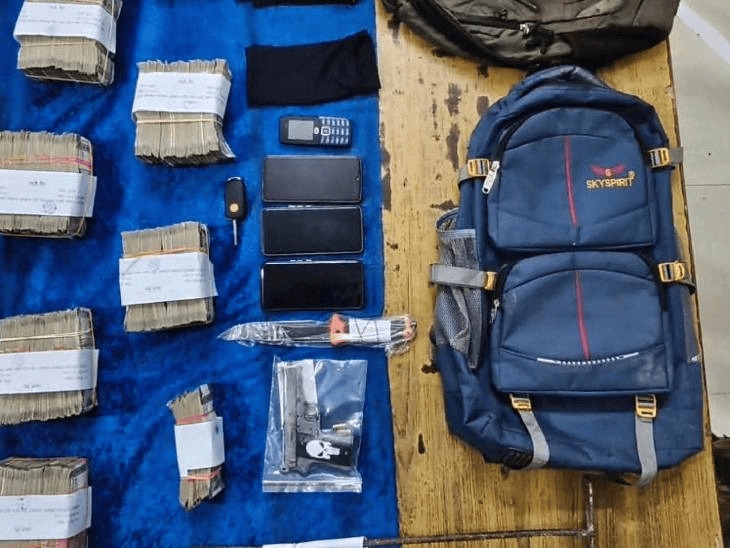 Firozabad robbery cash and weapon
